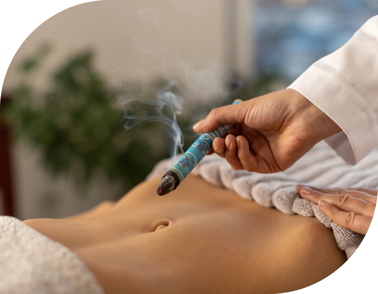 Hand applying moxibustion near stomach